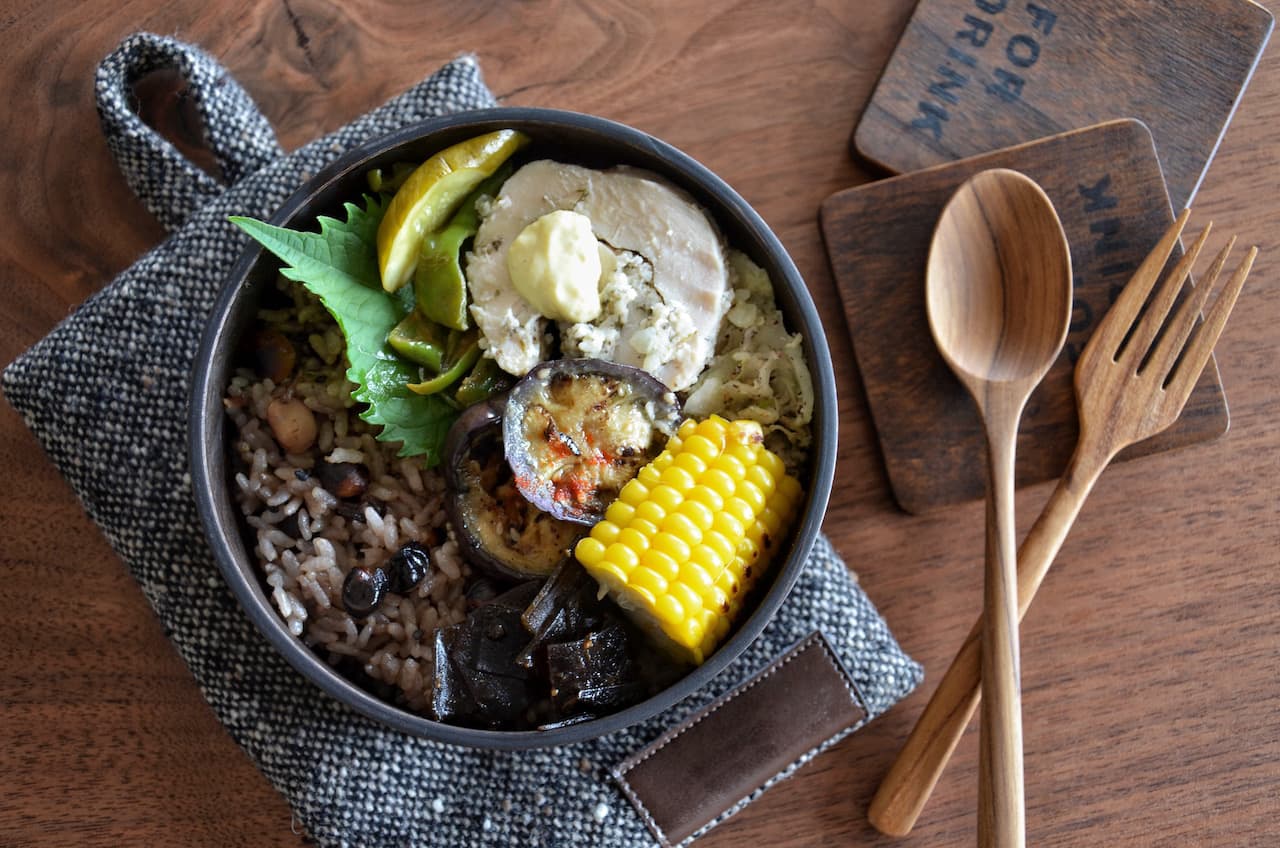 鶏ハムと黒豆ご飯の曲げわっぱ弁当